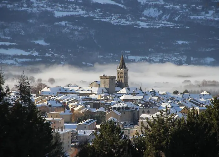L\'HIVERNET, grand Triplex neuf au cœur d\'Embrun accès facile
